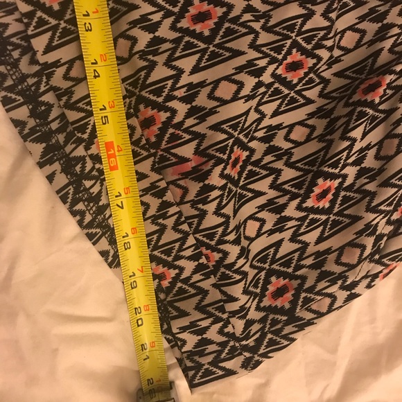 Tribal pattern Bermuda shorts - Picture 5 of 8